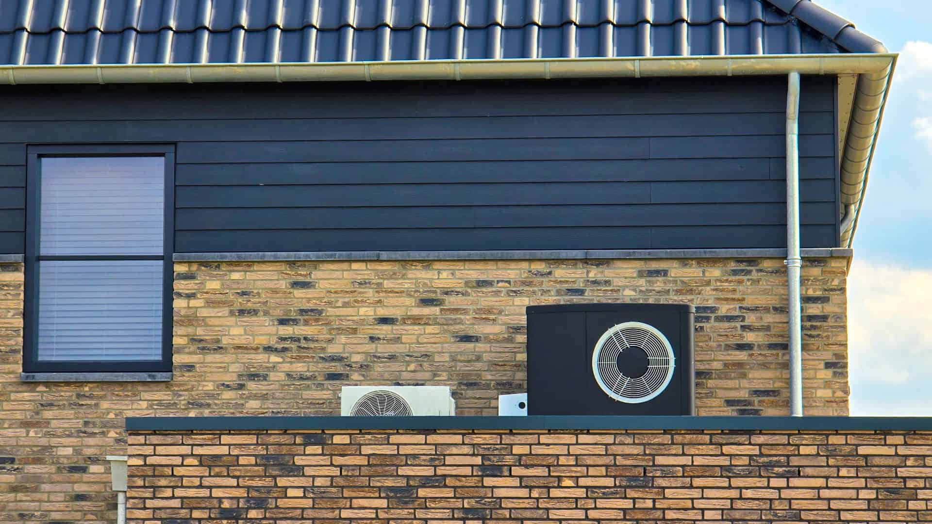 Luft til vand varmepumpe monteret professionelt af Mankov VVS på husmur