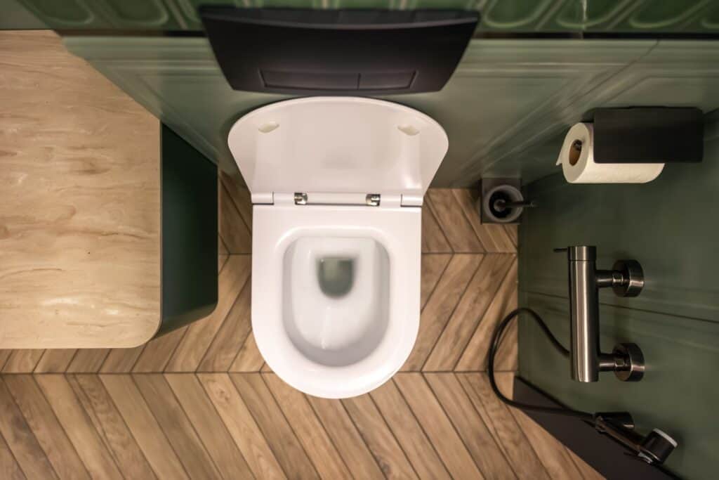 Billede af et hvidt toilet oppefra
